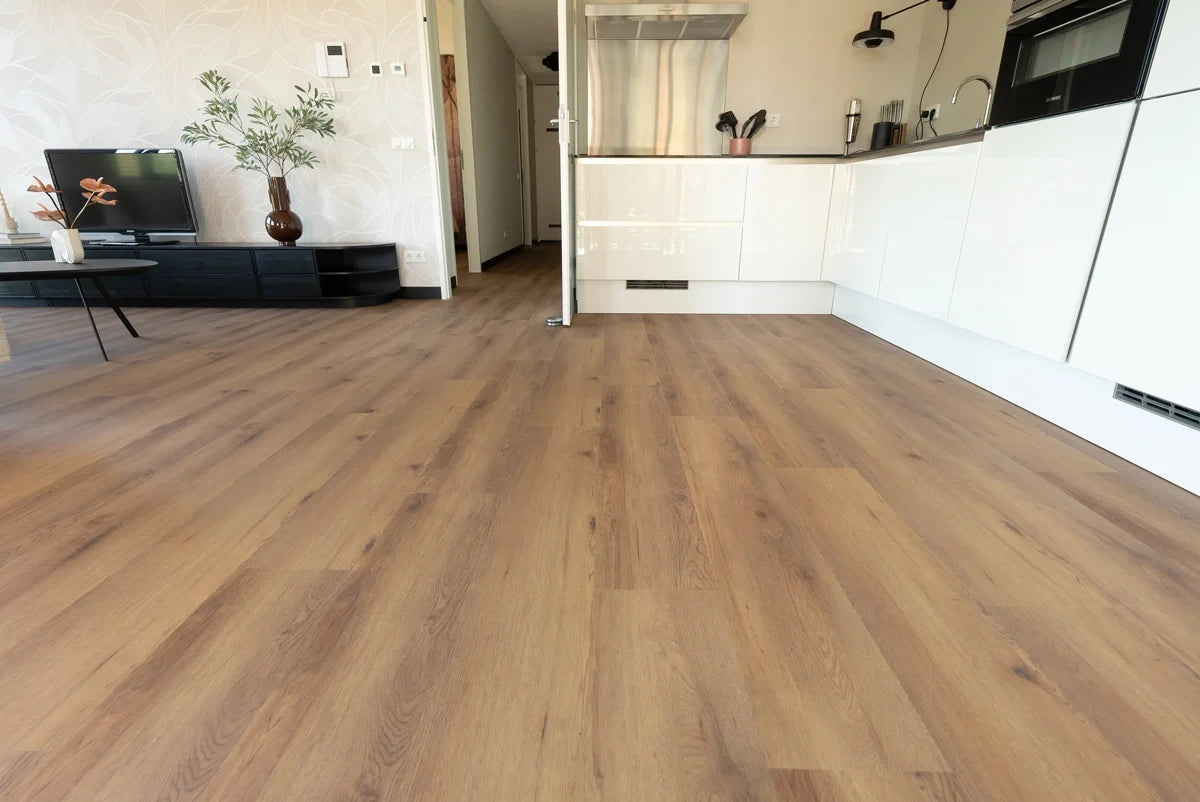 Vloer met rechte planken voor een keuken.