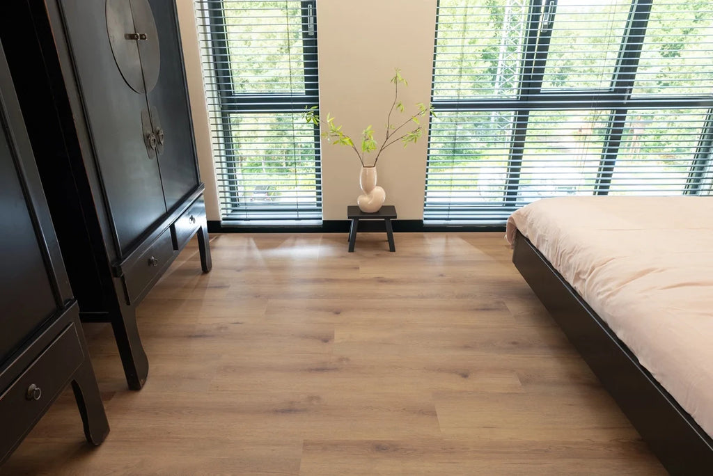 Vloer met rechte planken naast een bed.