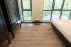Vloer met rechte planken naast een bed.