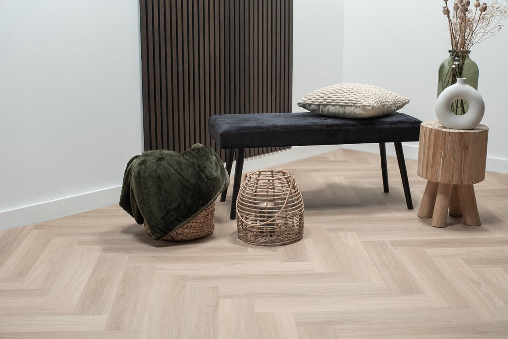 Lichte visgraatvloer in een zithoek met een bankje.