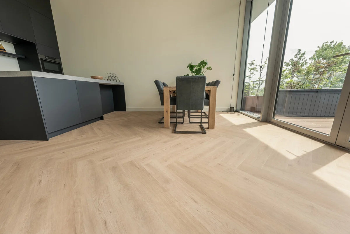 Floer Walvisgraat PVC – Gaia Grijsbeige