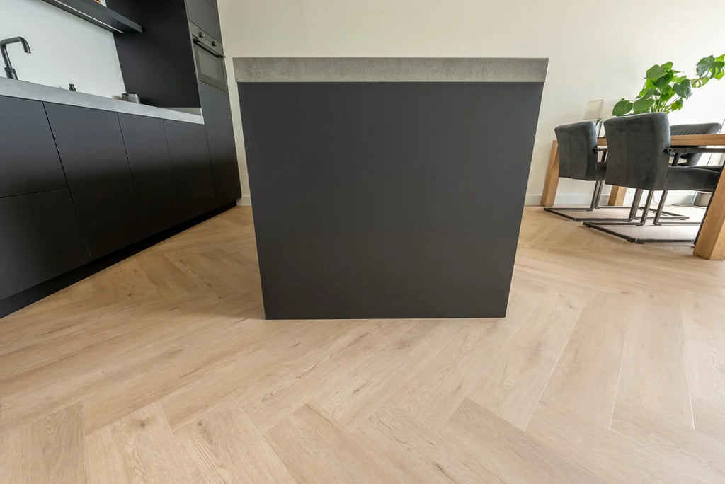 Floer Walvisgraat PVC – Gaia Grijsbeige