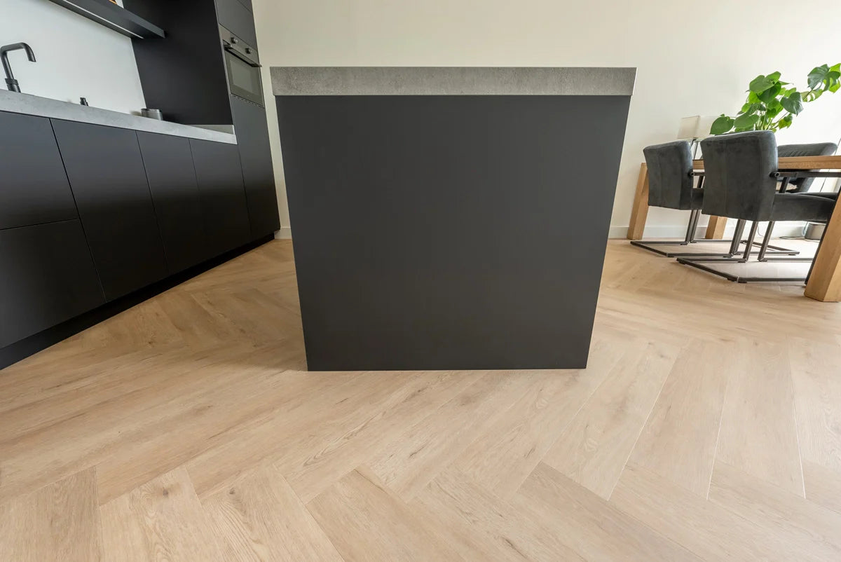 Floer Walvisgraat PVC – Gaia Grijsbeige