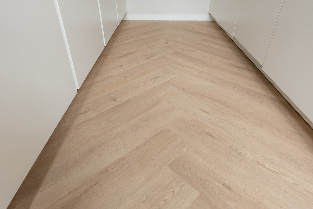 Floer Walvisgraat PVC – Gaia Grijsbeige