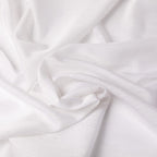 Detail van witte stof met fijne structuur en plooien.