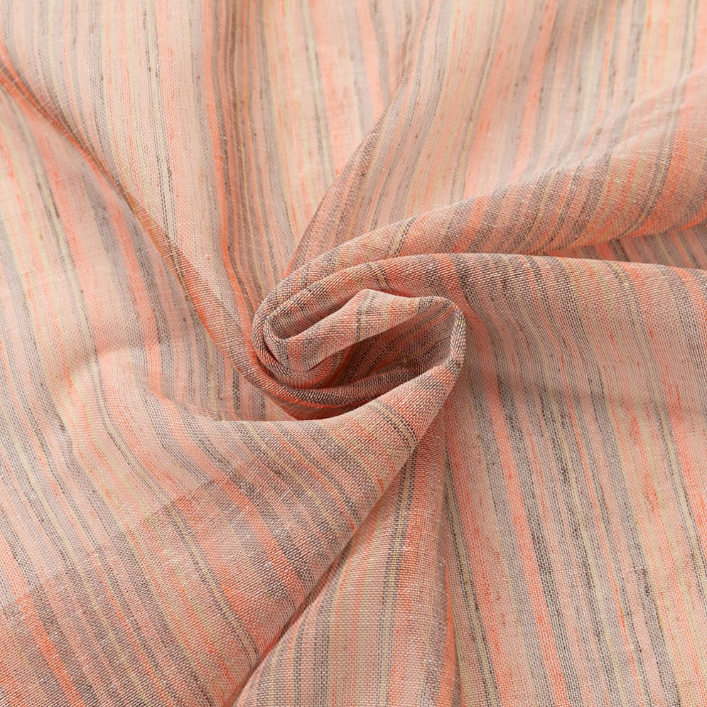 Detail van geplooide stof met fijne gekleurde strepen.