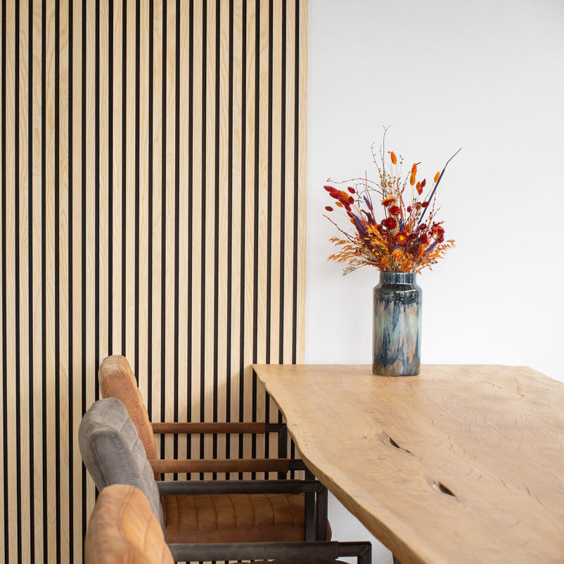 Wandpanelen met verticale houten latten in een warm interieur
