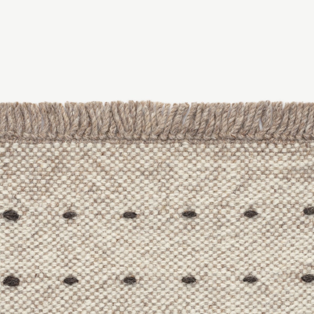 Kvadrat Yield Dot Naturally Coloured Fringes 0115 - op maat