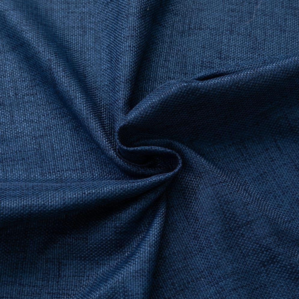 Detail van donkerblauwe stof die in een spiraal is geplooid.