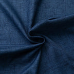 Detail van donkerblauwe stof die in een spiraal is geplooid.