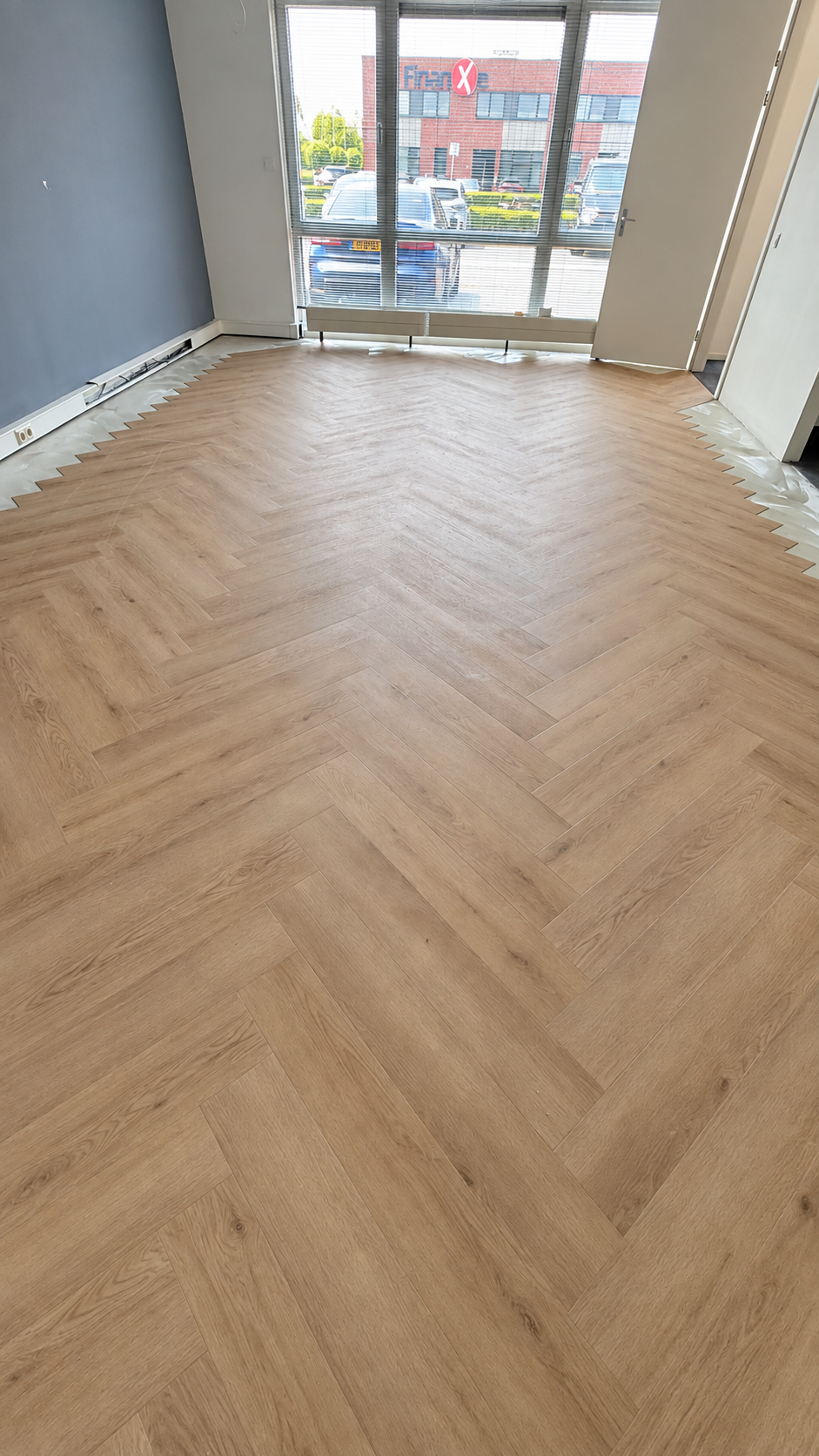Overzicht van de walvisgraatvloer tijdens aanleg bij 050-IT