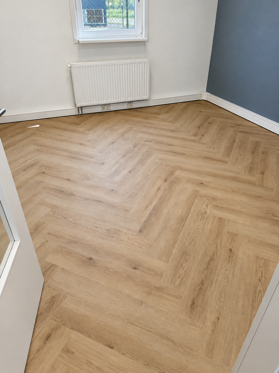 Orka Onbehandeld 2.0 walvisgraatvloer in een kamer bij 050-IT