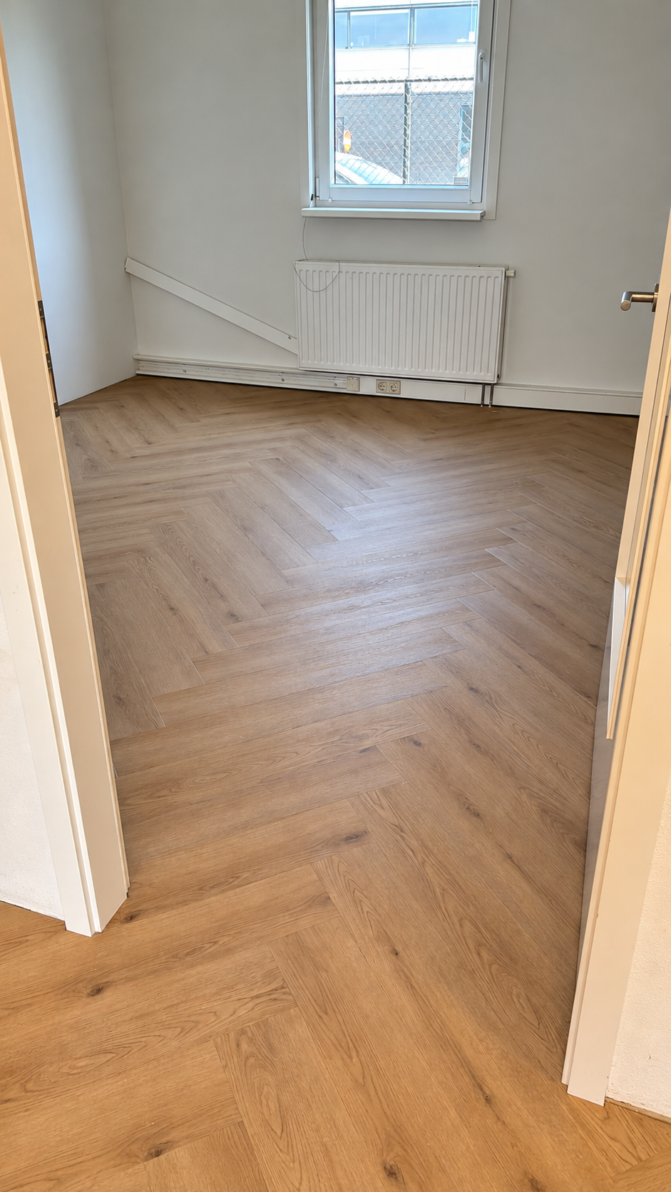 Walvisgraatvloer in een kamer bij 050-IT