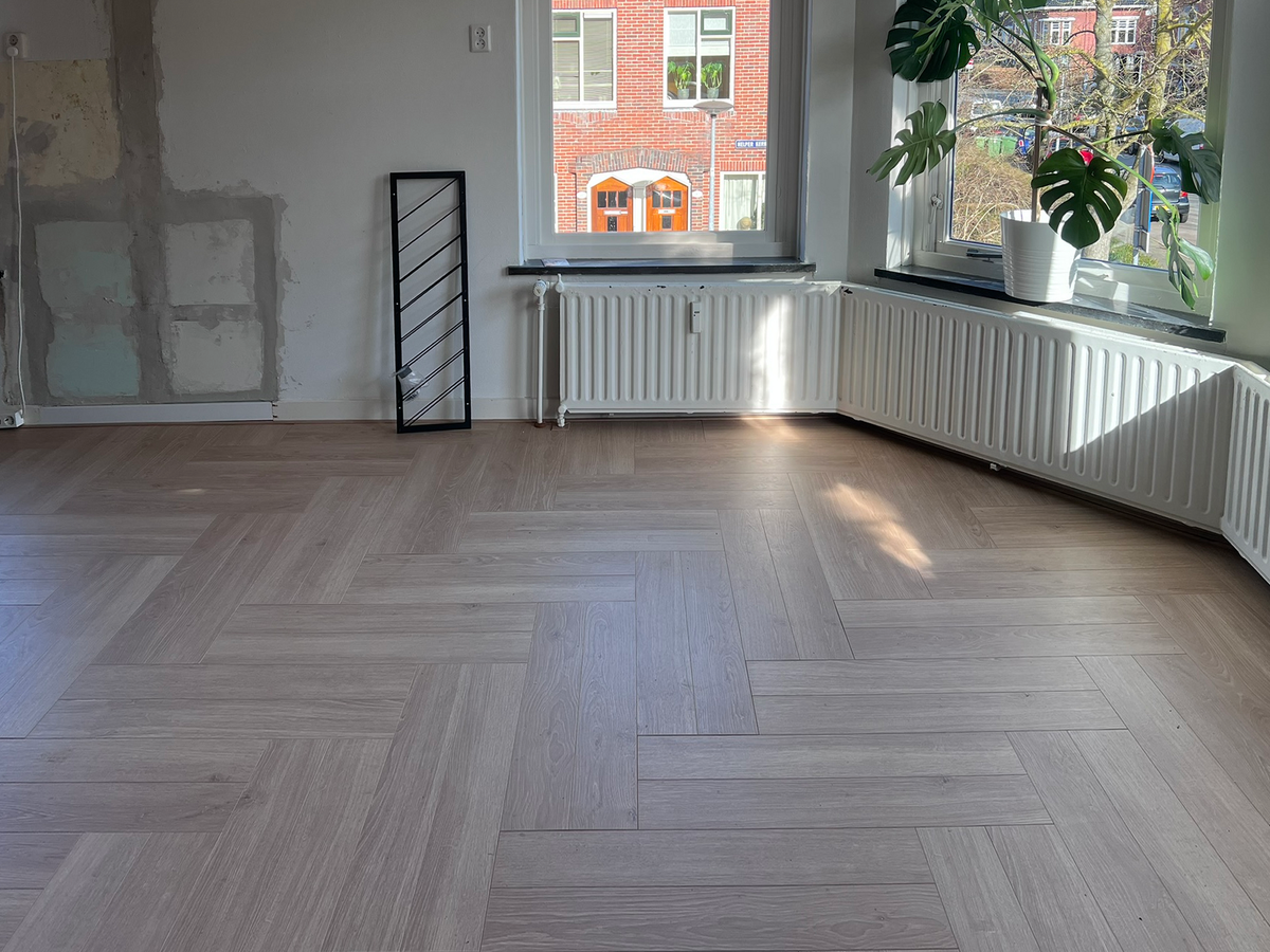 Elleboogmotief bij de ramen en radiatoren in Helpman