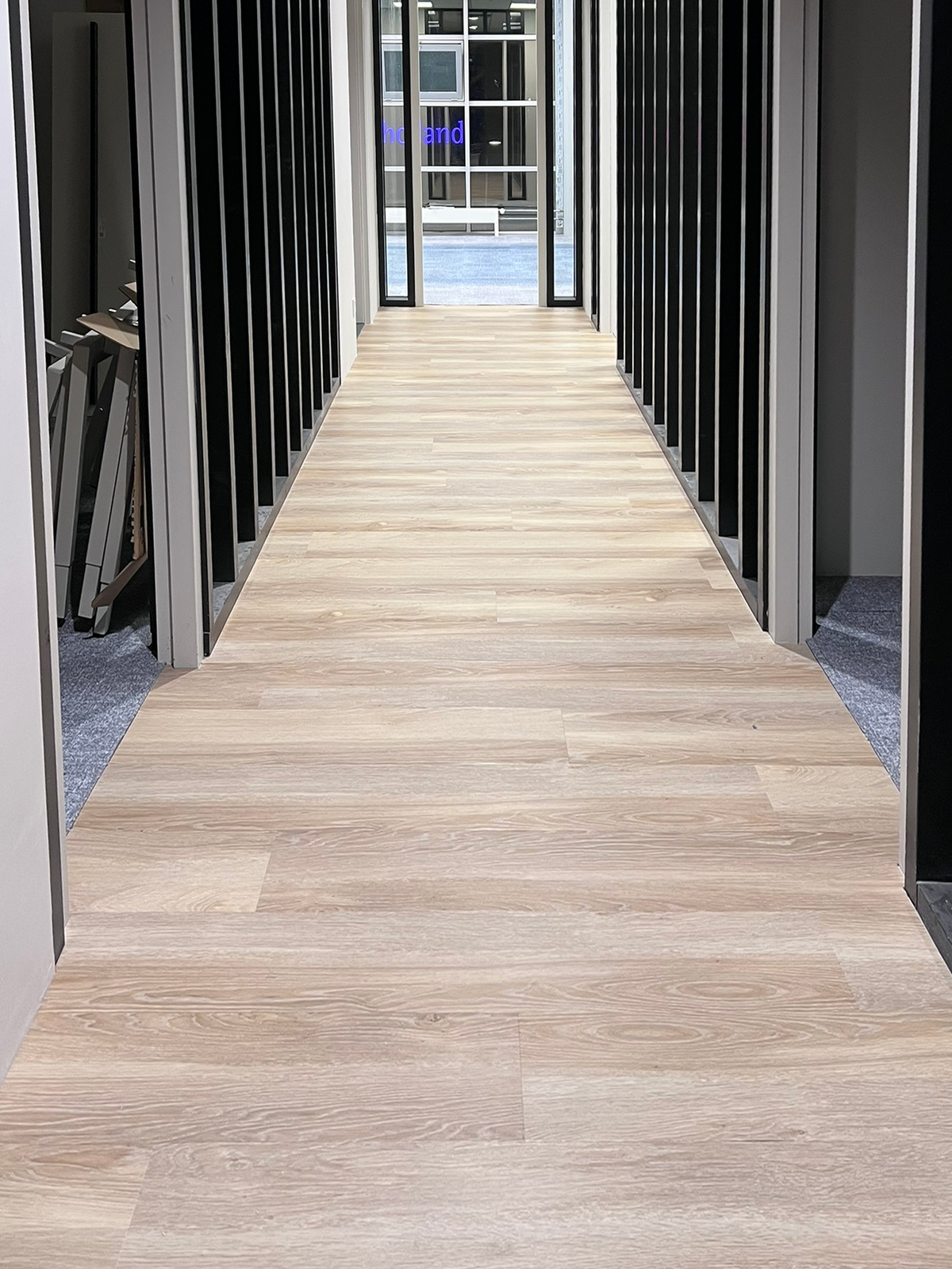 Gecentreerde gang met houtlook strokenvloer bij Victron Energy
