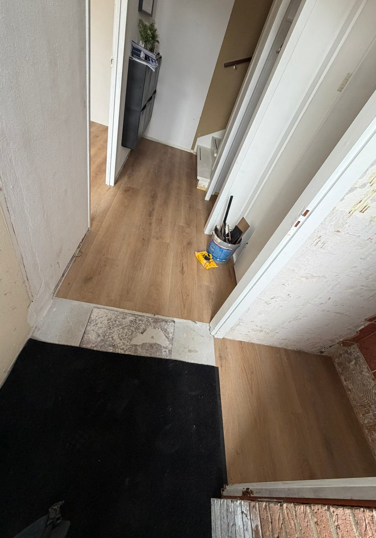 Houtlookvloer en aansluitingen in de hal tijdens werkzaamheden in Westerbork