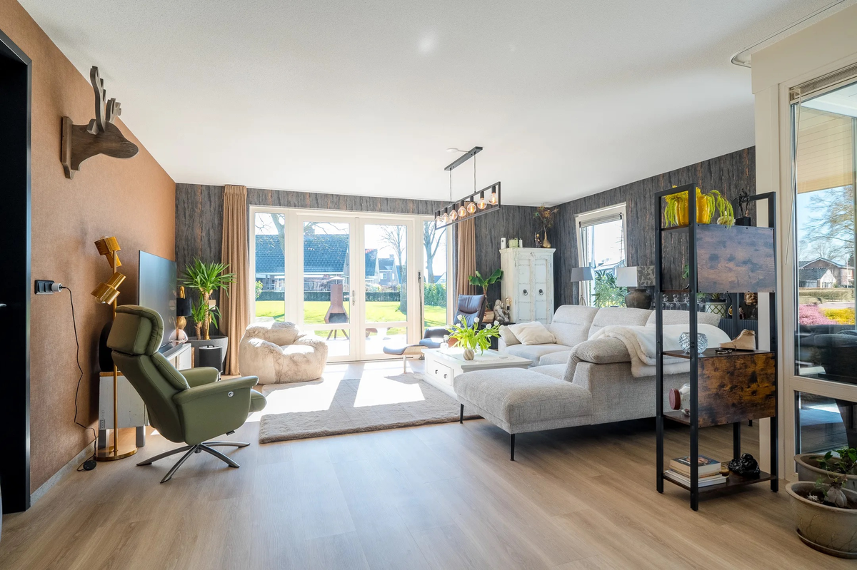 Houtlookvloer in de ingerichte woonkamer in Westerbork