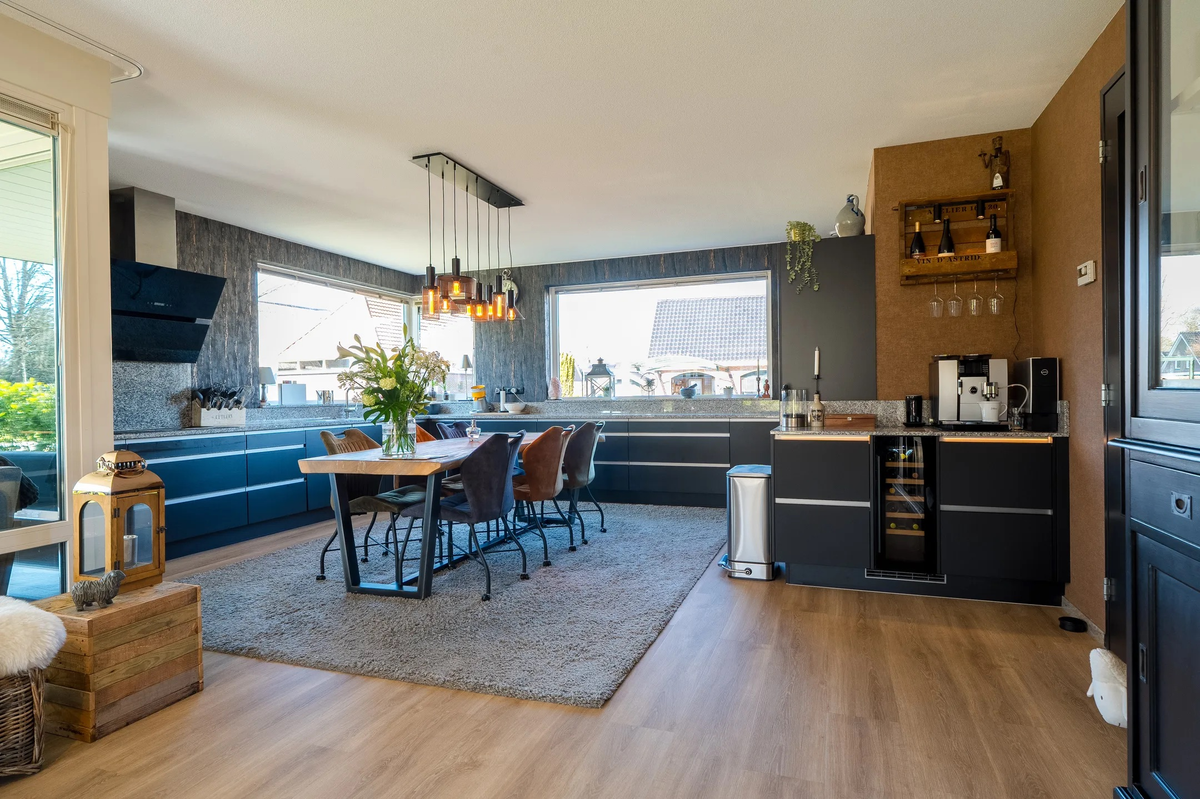 Doorlopende plankenvloer richting de keuken en eethoek in Westerbork