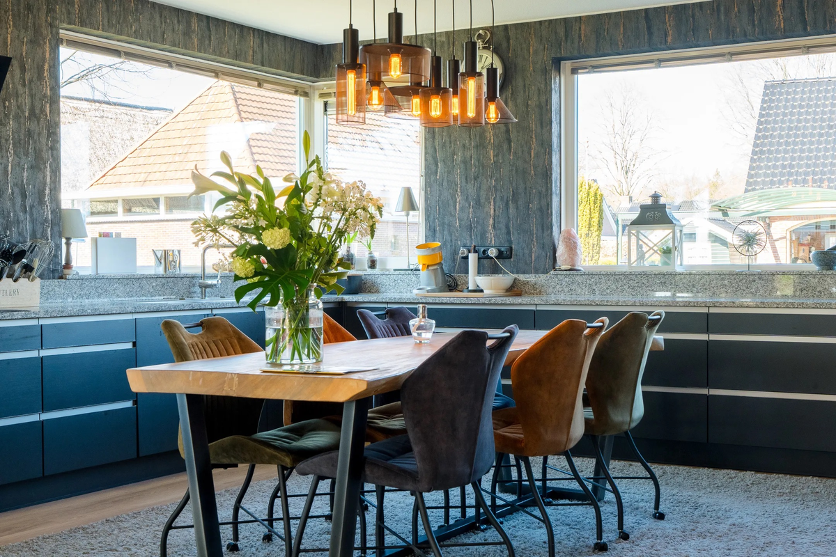 Eethoek met de houtlookvloer rondom het vloerkleed in Westerbork