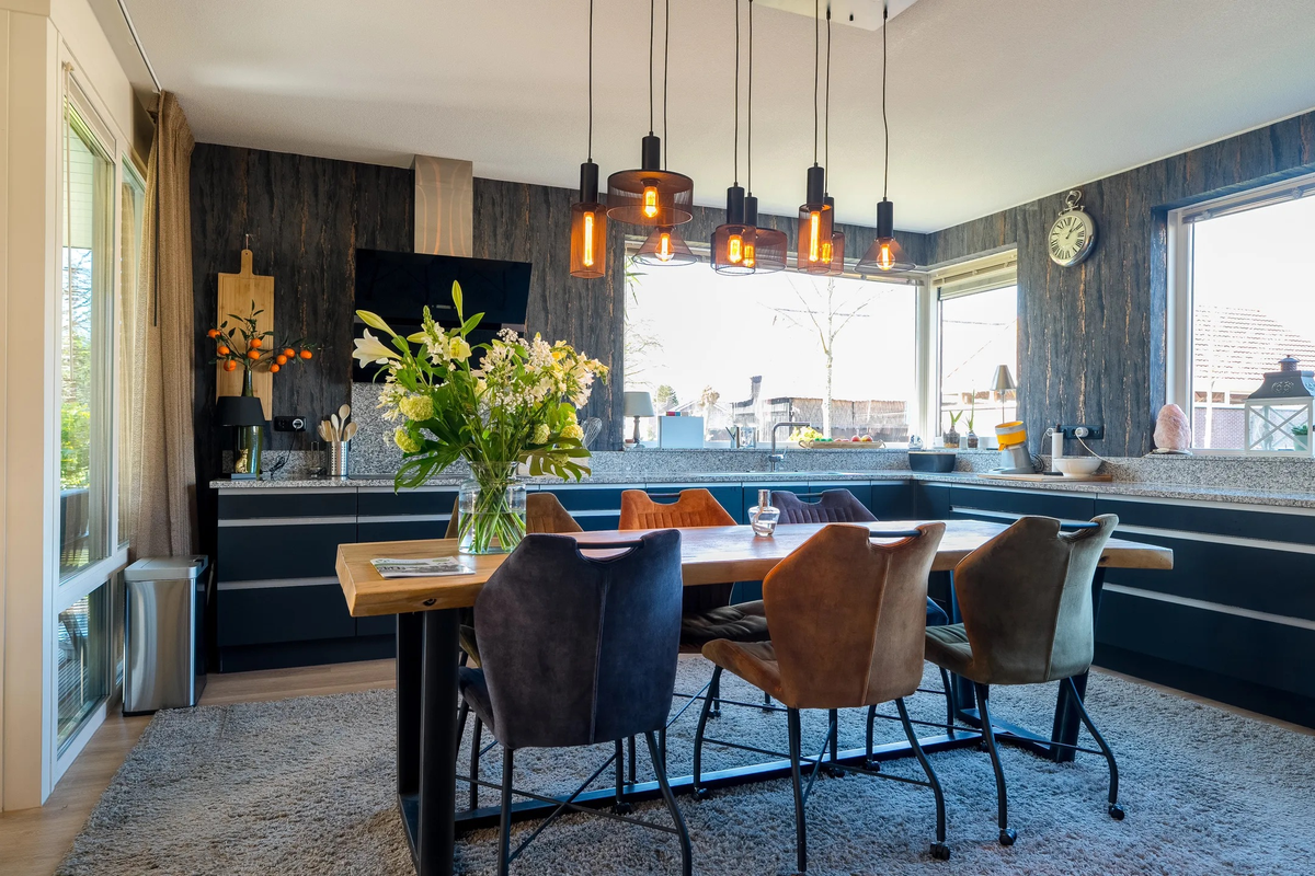 Eettafel en keuken met vloer in Westerbork