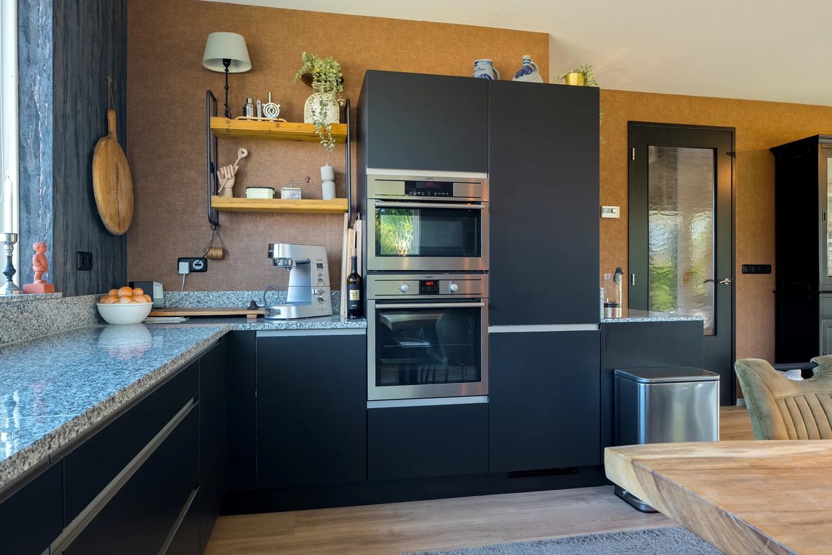 Keukeninterieur met de plankenvloer langs de kasten in Westerbork
