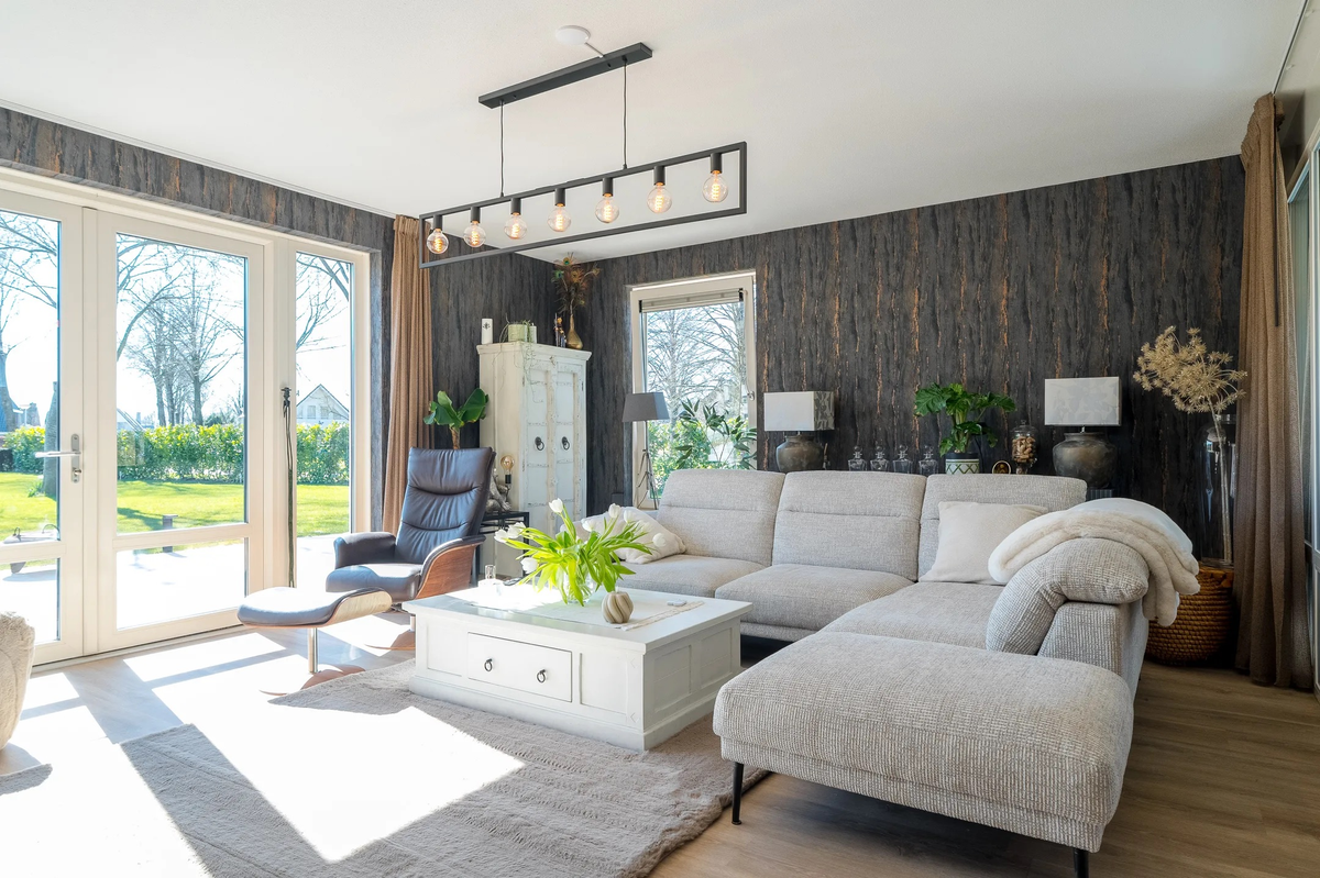 Zithoek met houtlookvloer naast het vloerkleed in Westerbork