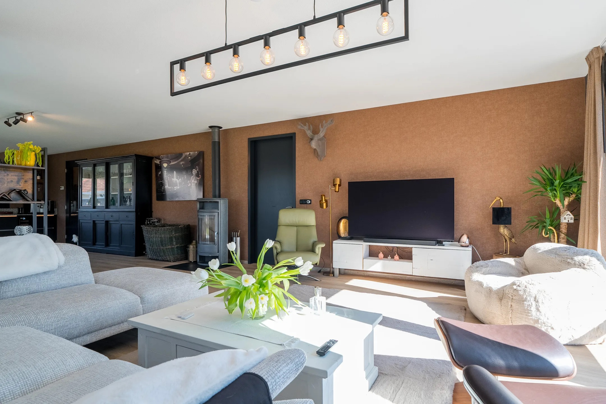 Zithoek en vloer in het ingerichte huis in Westerbork