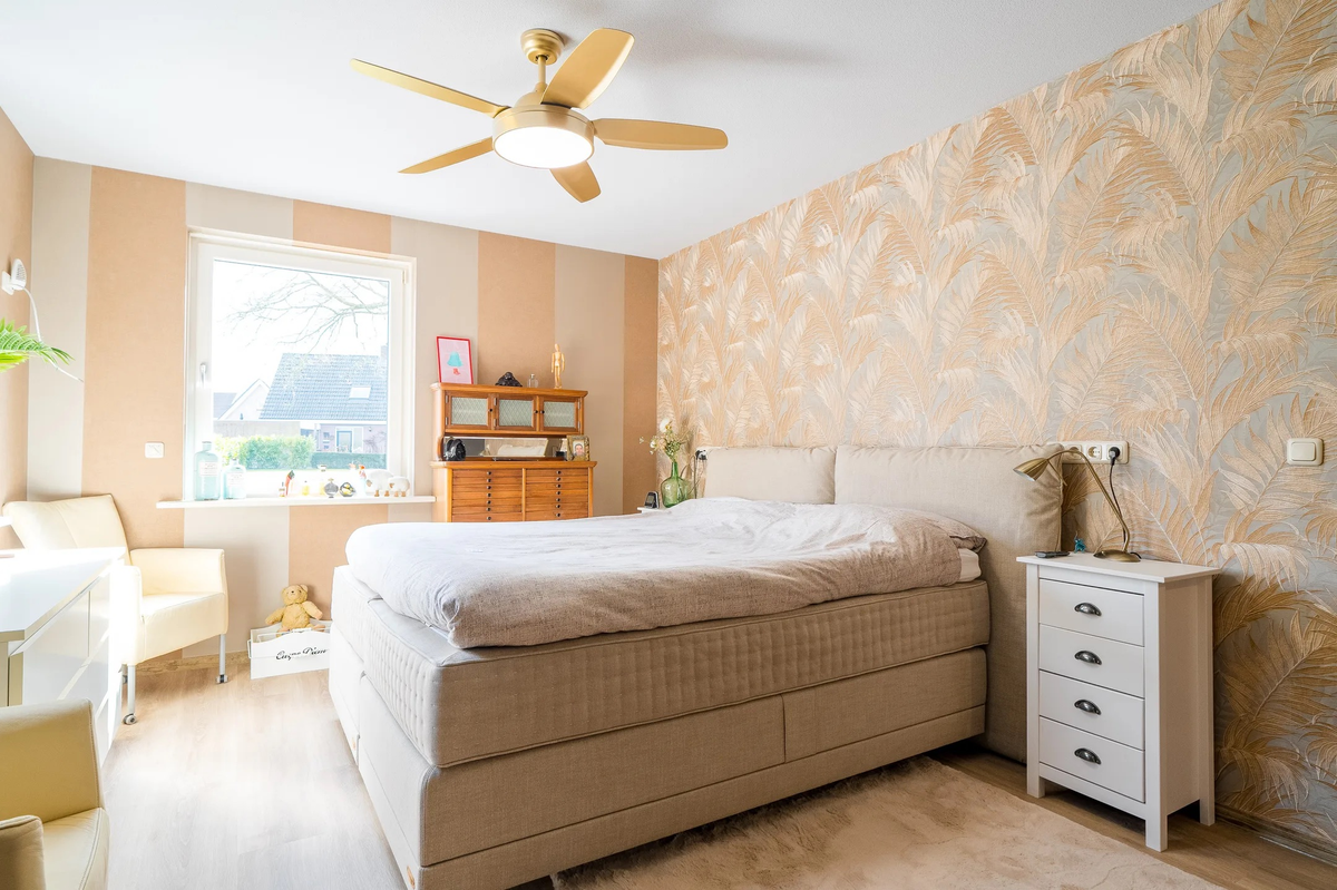 Slaapkamer met houtlookvloer in Westerbork