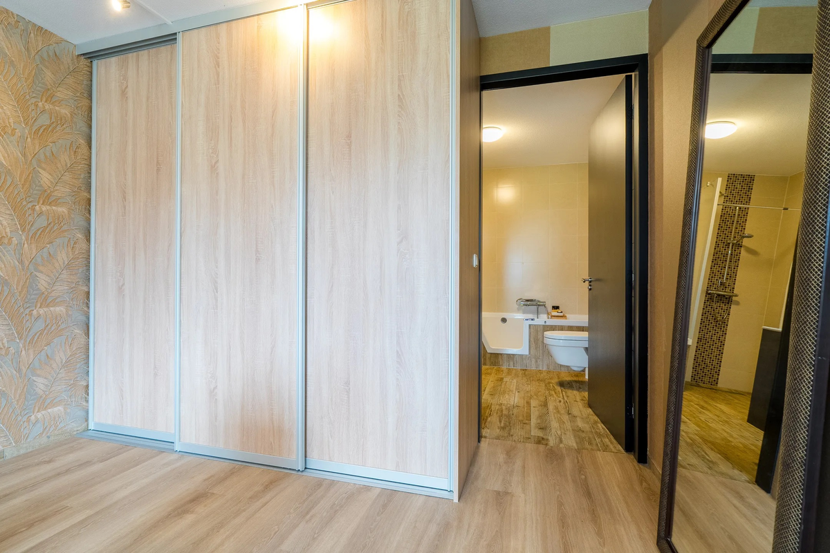 Doorlopende houtlookvloer tussen slaapkamer en aangrenzende ruimte in Westerbork