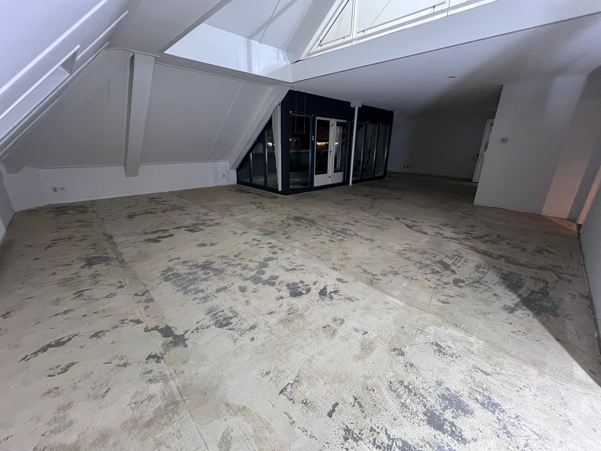 Ondergrond van de woonruimte onder het schuine dak voor de vloerafwerking in Zuidlaren