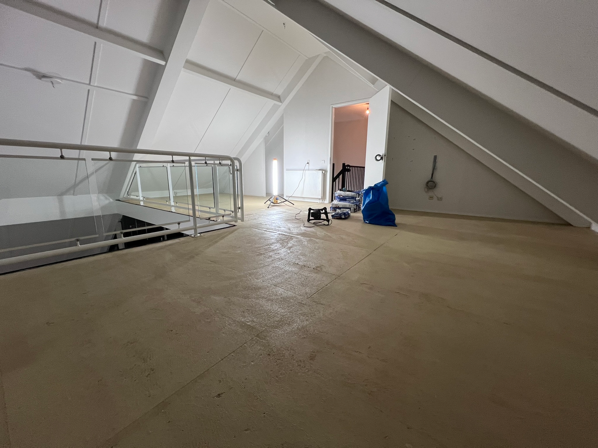 Vloer op de overloop bij de vide tijdens de voorbereiding in Zuidlaren