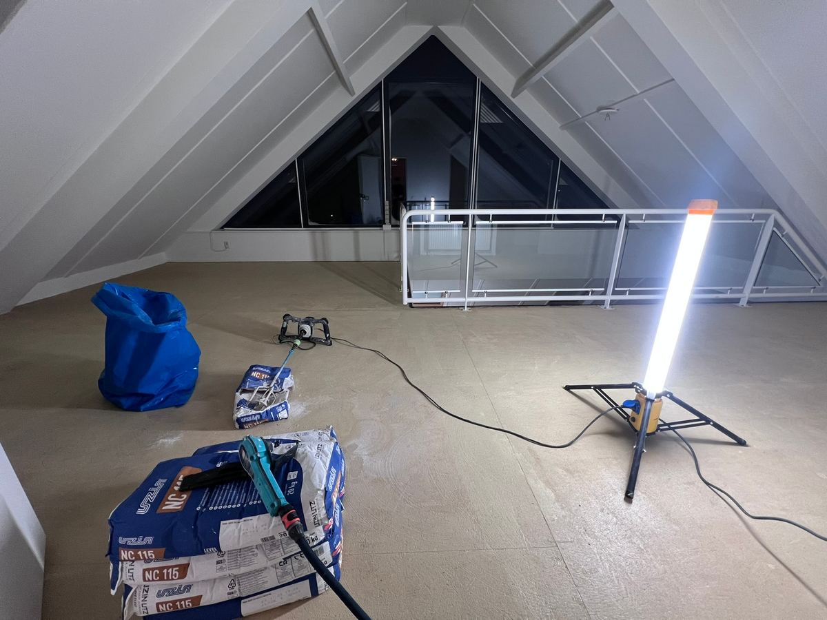 Werkmaterialen en bouwlamp op de overloop in Zuidlaren