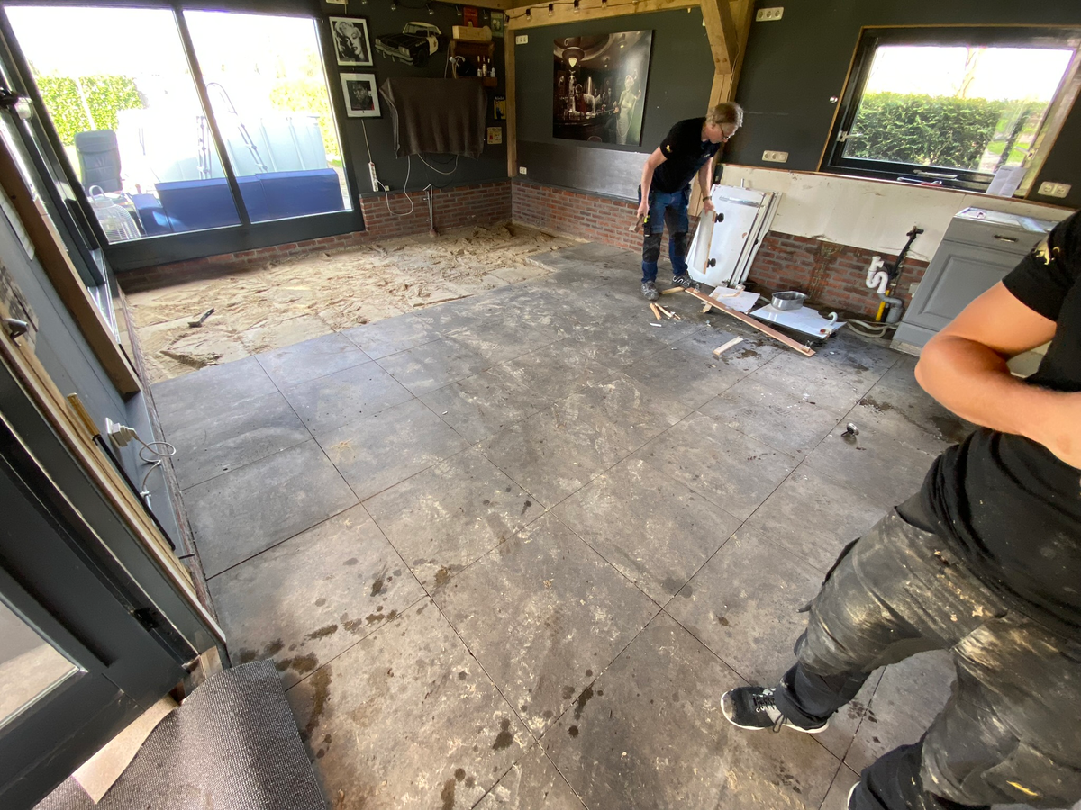 Bestaande vloer wordt verwijderd bij het project Berkhouwer
