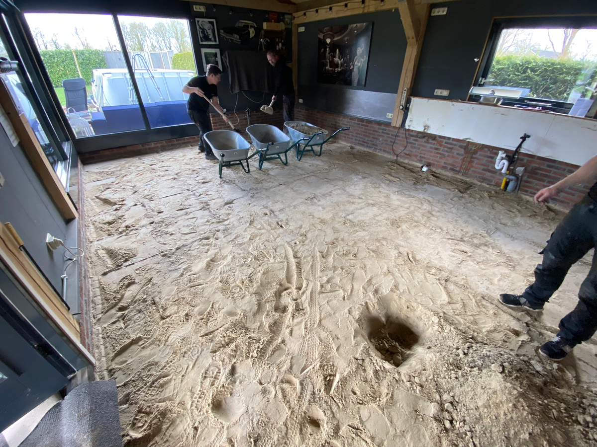 Uitgraven van de oude vloeropbouw bij Berkhouwer