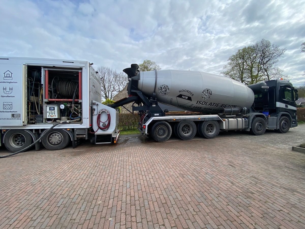 Levering met betonwagen en pomp voor de nieuwe vloeropbouw bij Berkhouwer