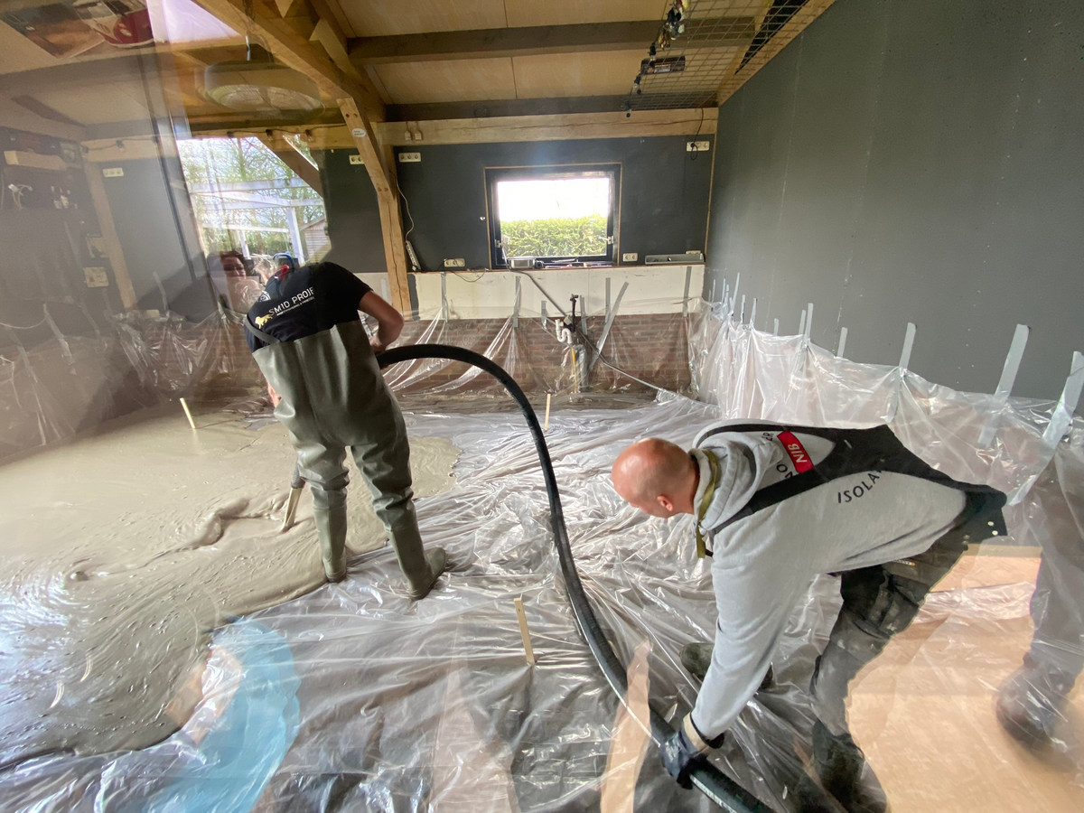 Begin van het storten op de folie bij Berkhouwer, gefotografeerd door glas