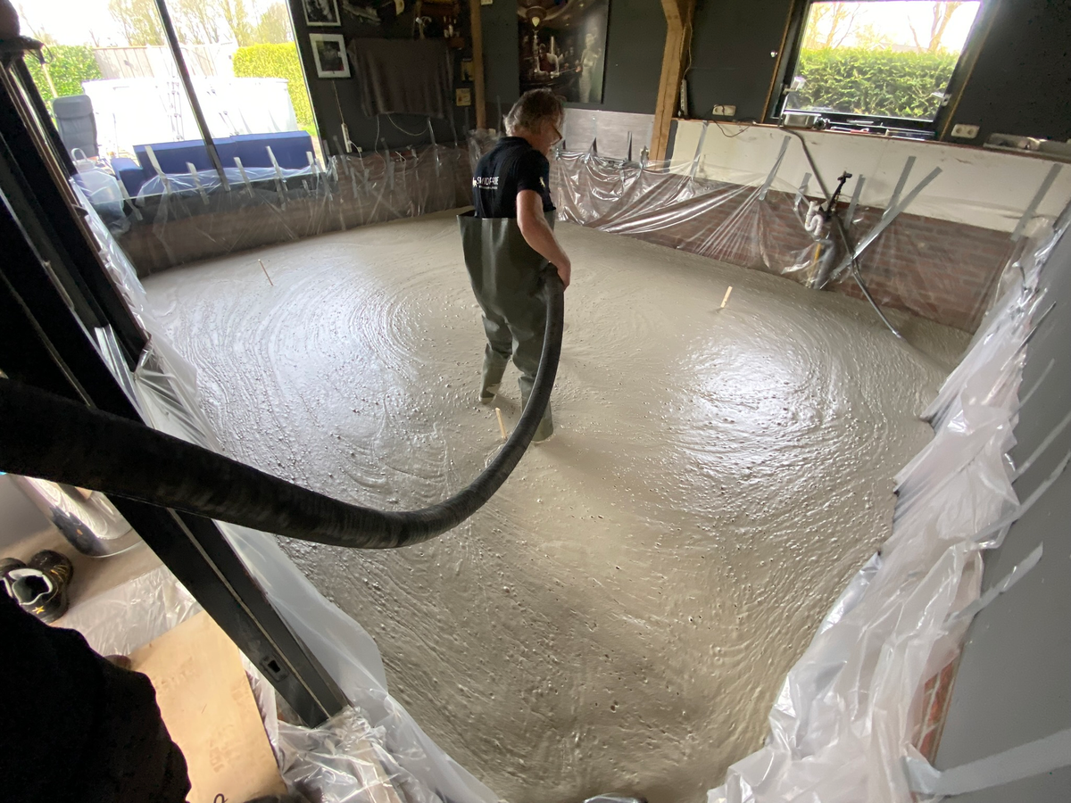 Pompslang tijdens het storten van de ondervloer bij Berkhouwer