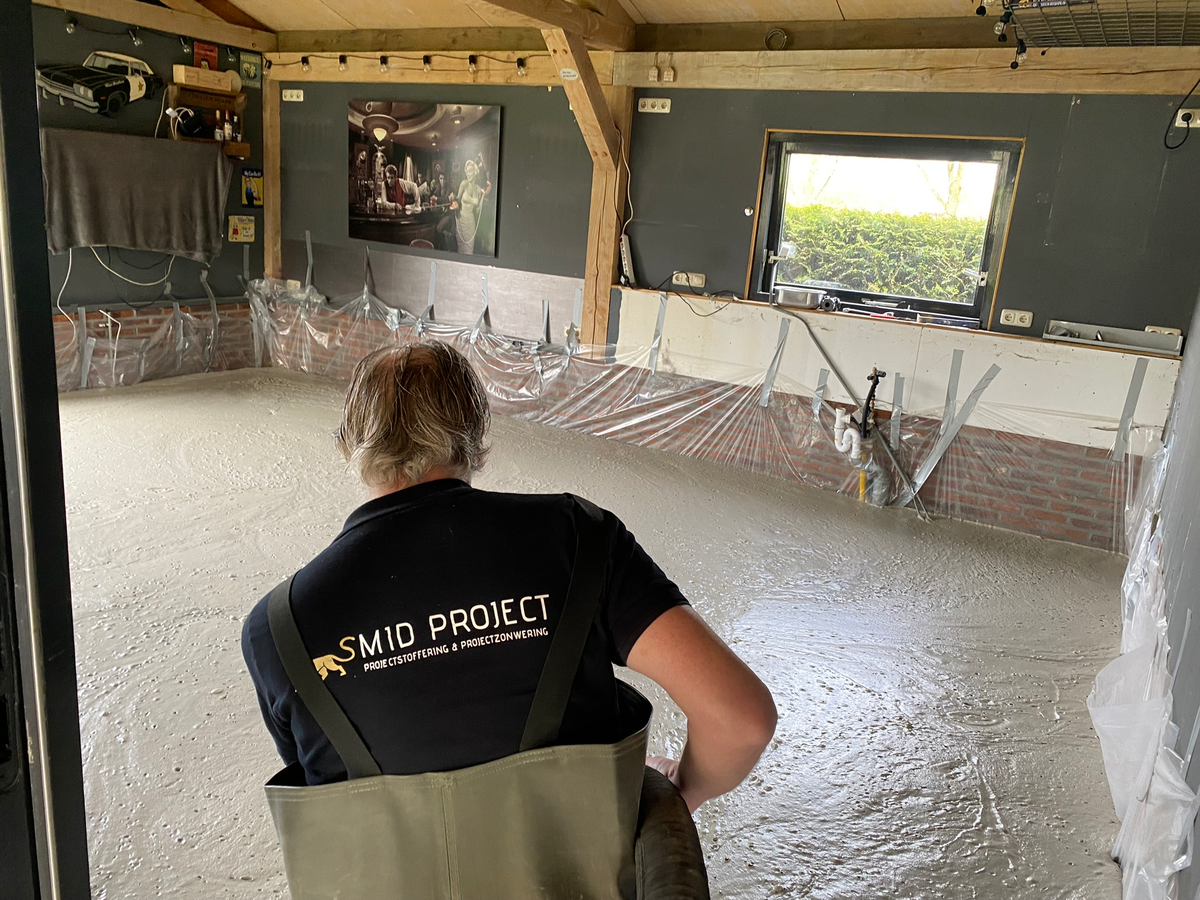 Detail van de werkzaamheden aan de gestorte ondervloer bij Berkhouwer
