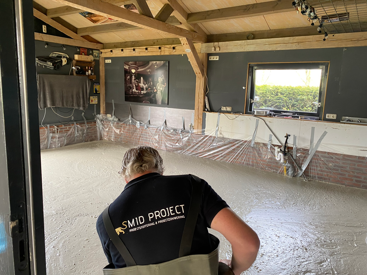 Gestorte ondervloer en afgedekte wanden tijdens het project Berkhouwer