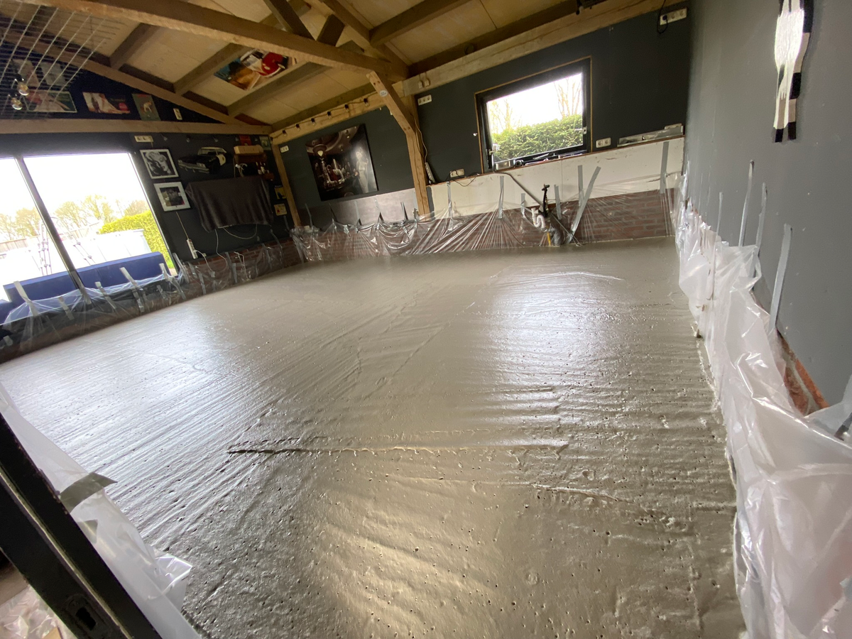 Ruimte met de gestorte ondervloer tijdens de renovatie bij Berkhouwer