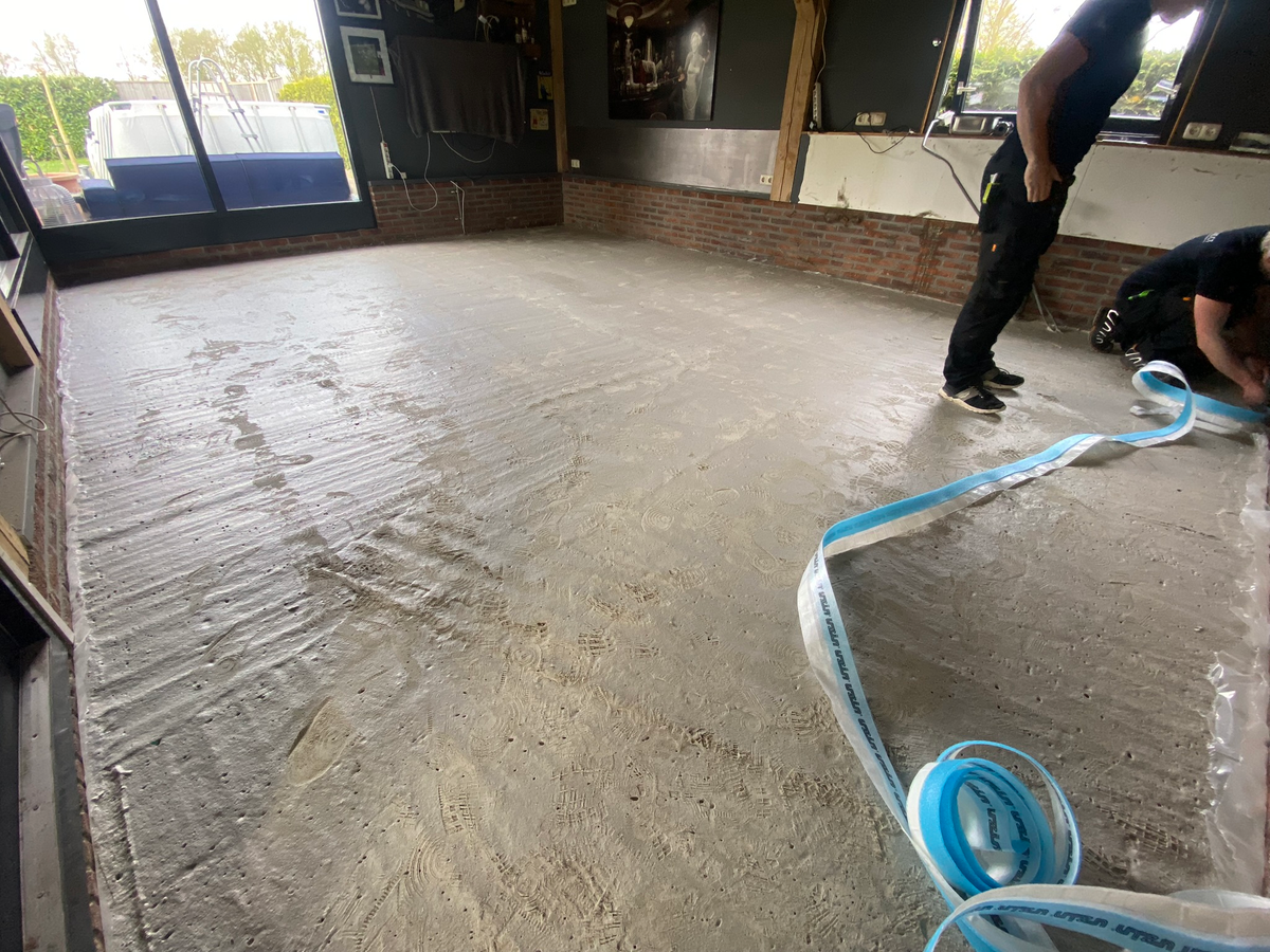 Aanbrengen van de randstrook op de ondervloer bij Berkhouwer