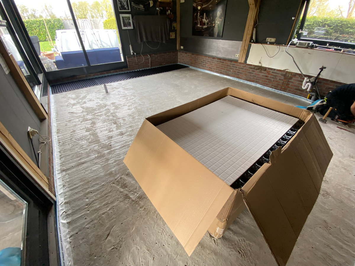Start van het leggen van noppenplaten voor vloerverwarming bij Berkhouwer