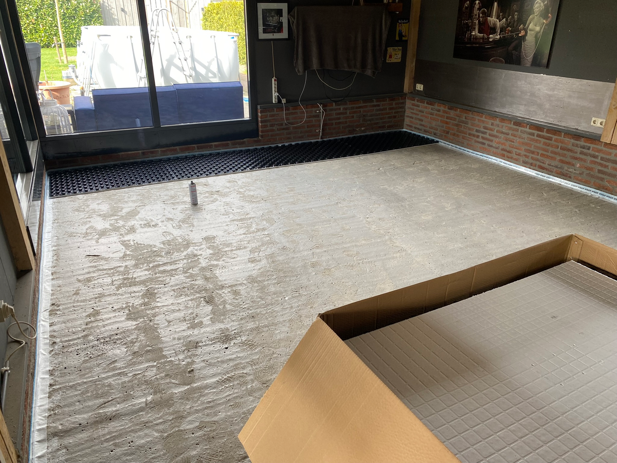 Noppenplaten en voorbereide ondervloer bij Berkhouwer