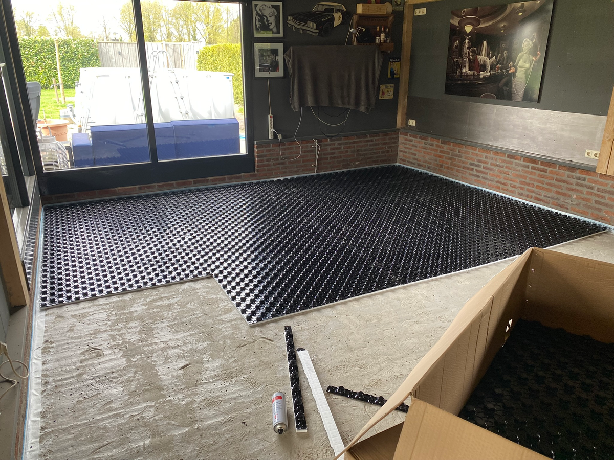 Noppenplaten voor vloerverwarming in de werkruimte bij Berkhouwer