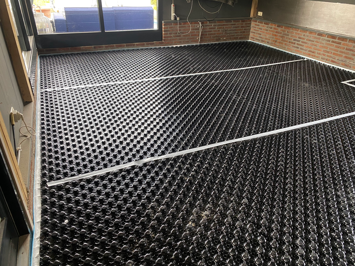 Detail van de noppenplaten vóór het leggen van de verwarmingsbuizen bij Berkhouwer