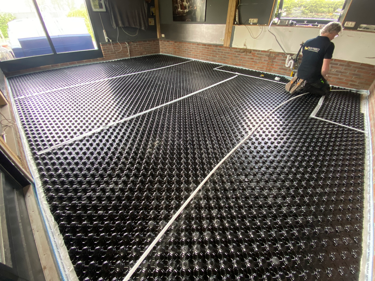 Leggen van vloerverwarmingsbuizen op noppenplaten bij Berkhouwer