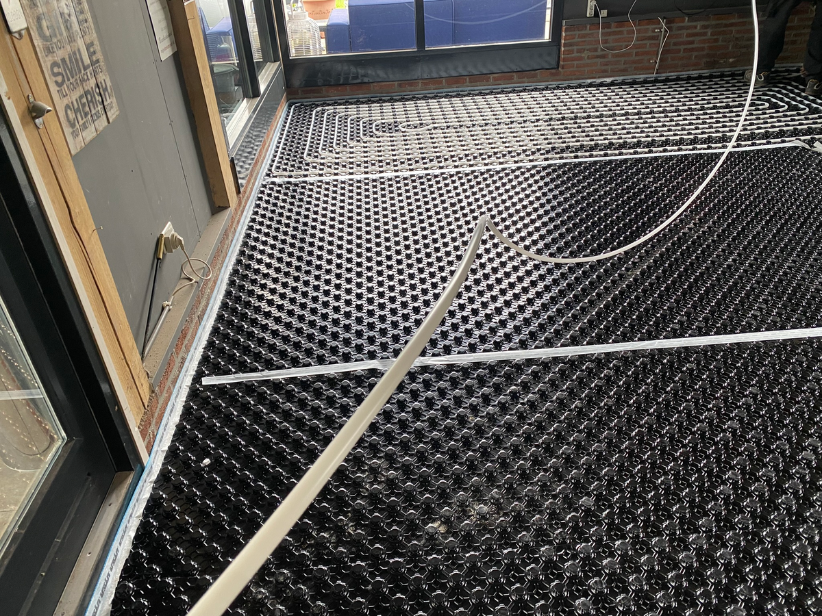 Detail van het leggen van de vloerverwarmingsbuizen bij Berkhouwer