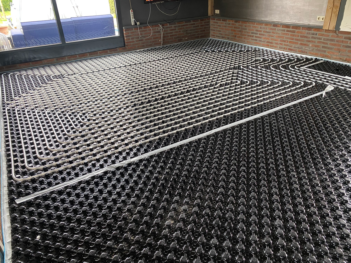 Vloerverwarmingsbuizen in de noppenplaten bij Berkhouwer