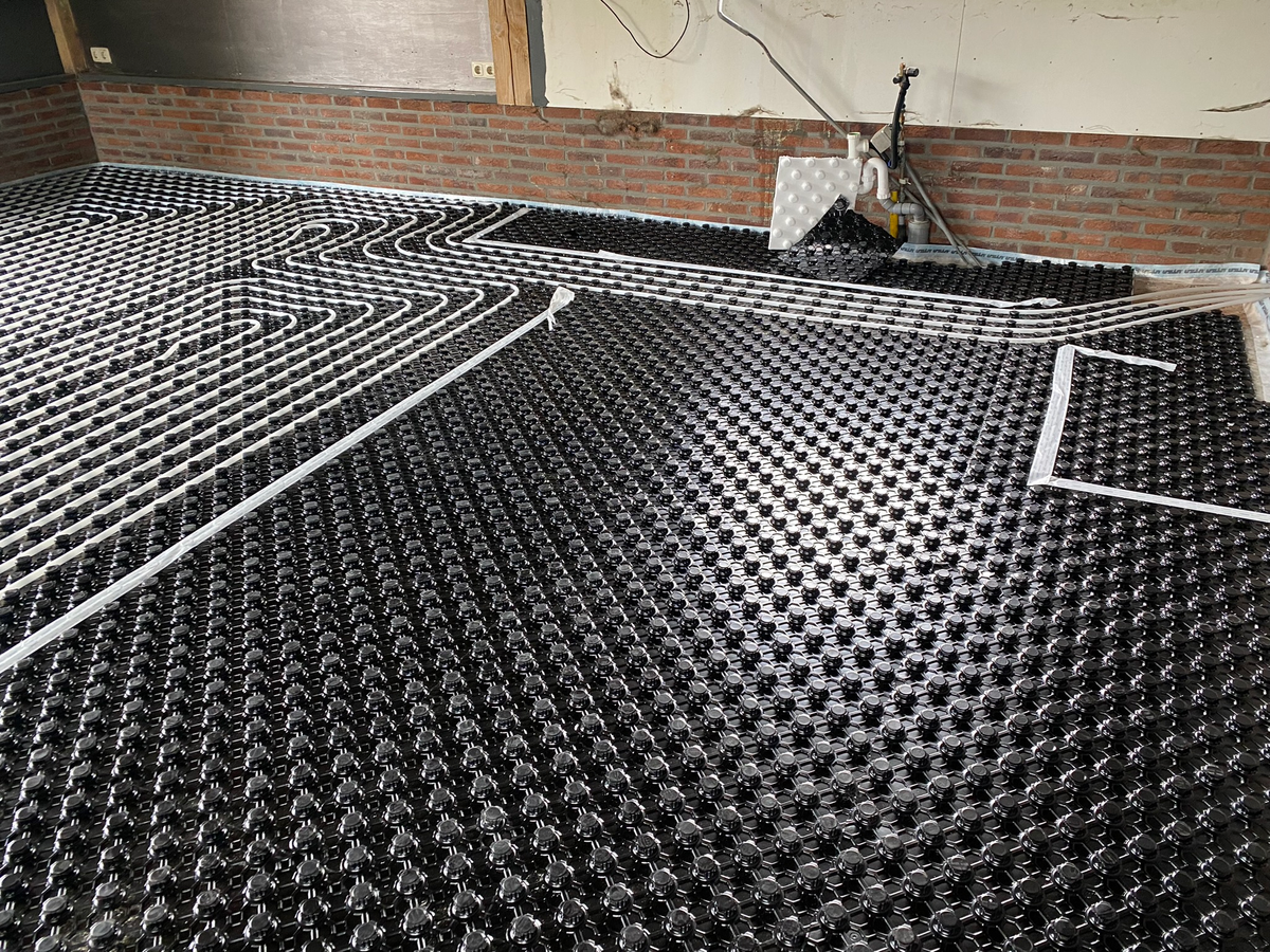 Bochten en aansluitzijde van de vloerverwarming bij Berkhouwer