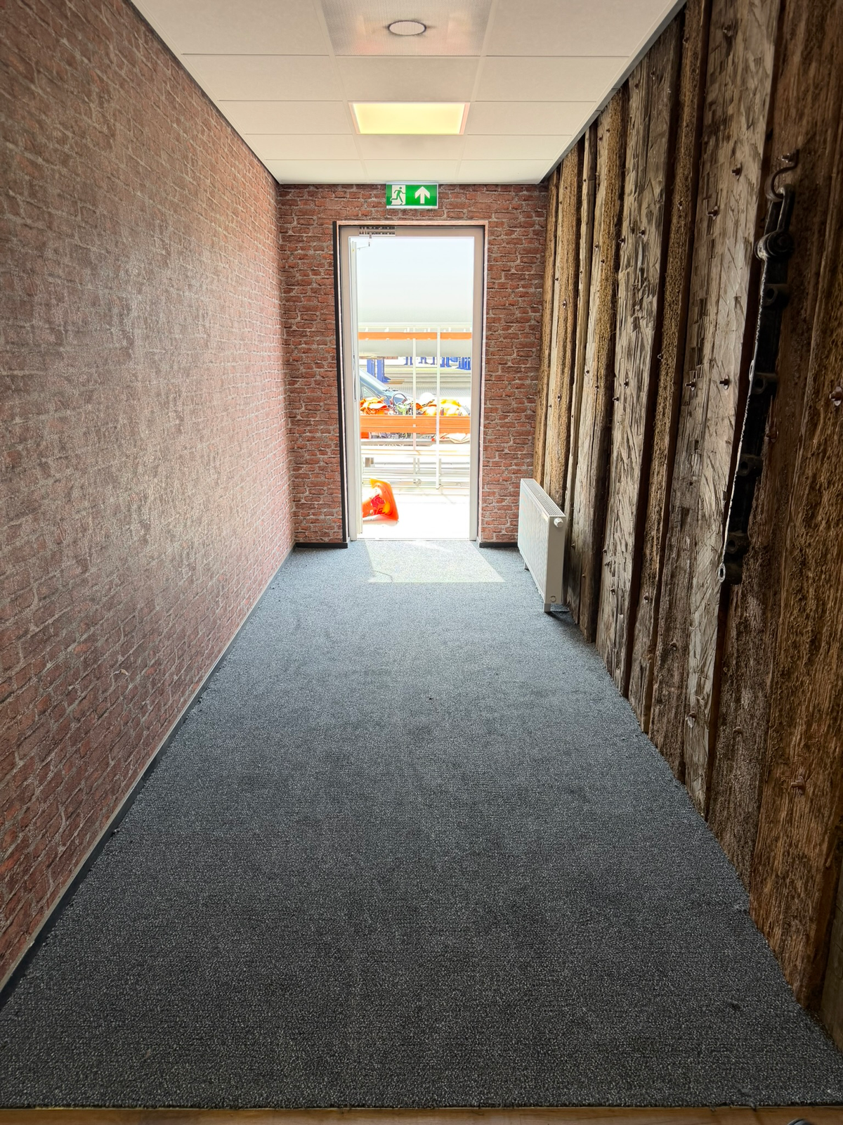 Overzicht van de grijze entreevloer bij Buss Terminal